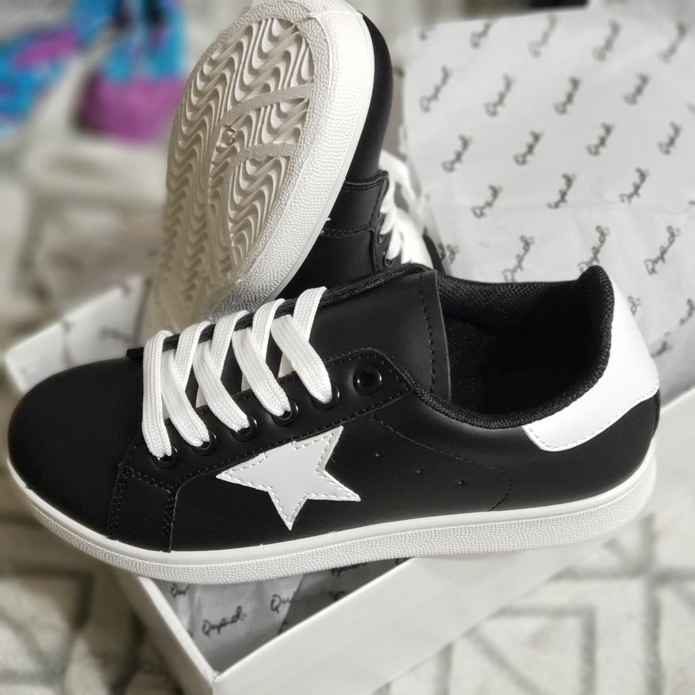 Tennis shoes